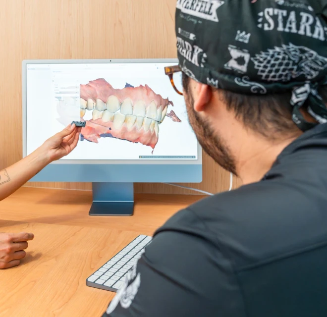 Dentist presenting a full-arch model during an All-on-6 consultation in Mexico City.