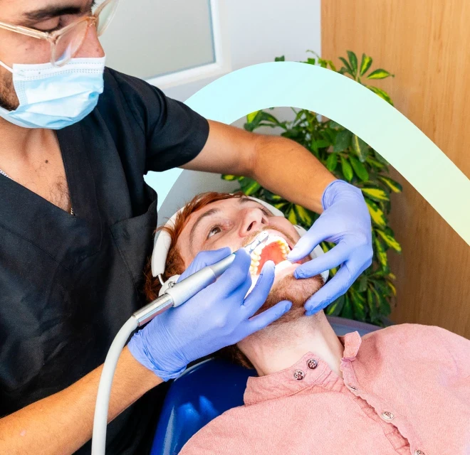 Dentist performing a professional dental cleaning in Mexico City.