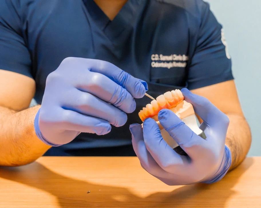 Full-arch implant consultation at hisonrisa in Roma Sur, Mexico City.