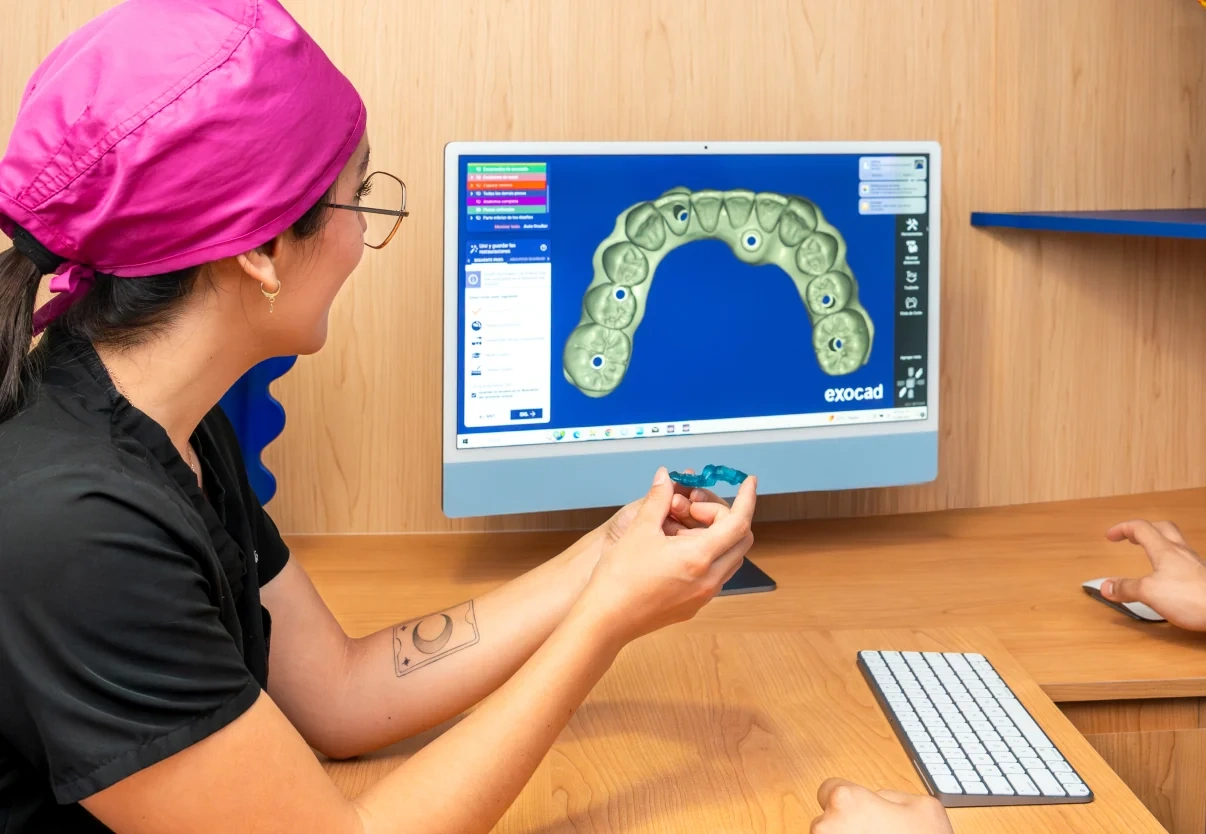 Especialista revisando un registro digital de arco completo para planear All-on-6 en hisonrisa.