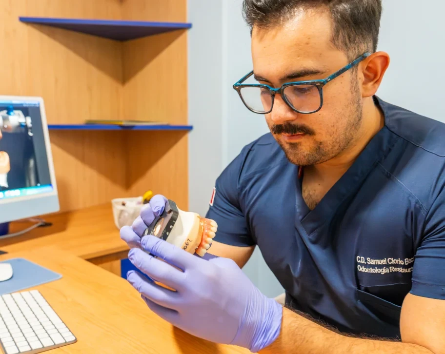 Dr. Samuel Clorio revisando un modelo de implantes de arco completo para la planeación protésica de All-on-6 en hisonrisa, Roma Sur, Ciudad de México.