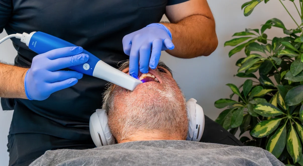 Dentista escaneando a un paciente antes de la cirugía y fase provisional de All-on-6 en hisonrisa.