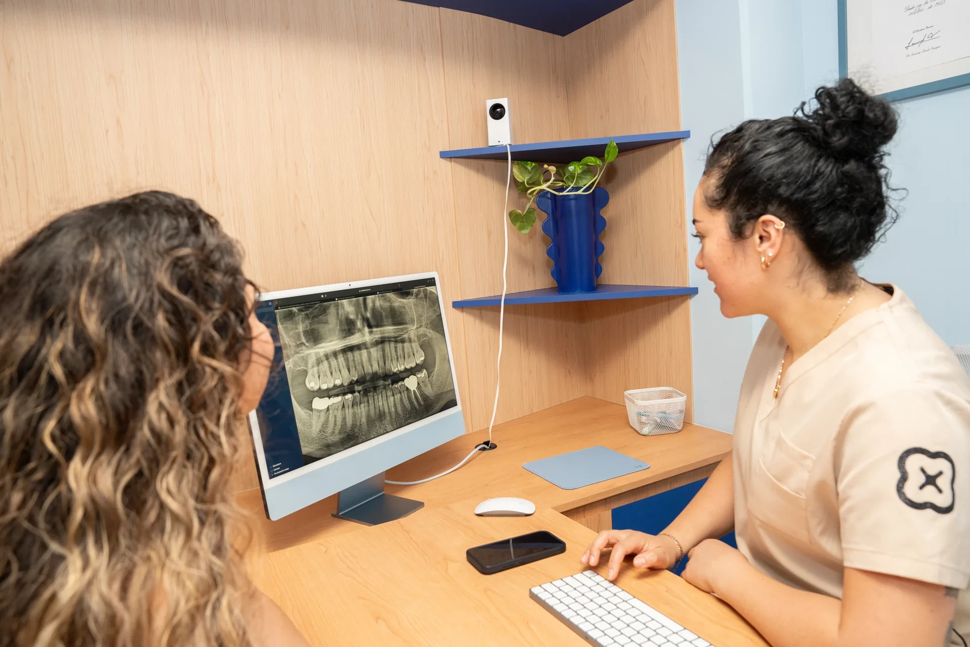 Profesional y paciente revisando una radiografía panorámica durante la valoración en hisonrisa.