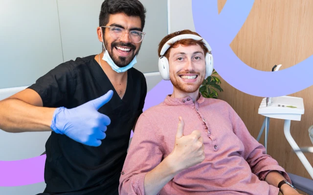Dentist and patient giving thumbs up after a dental visit at hisonrisa in Roma Sur.