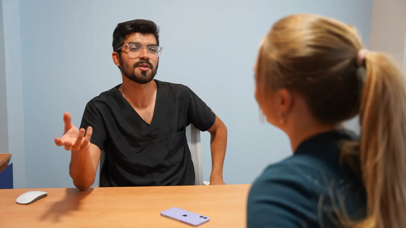 A hisonrisa dentist discusses care with a patient during a consultation in Mexico City.