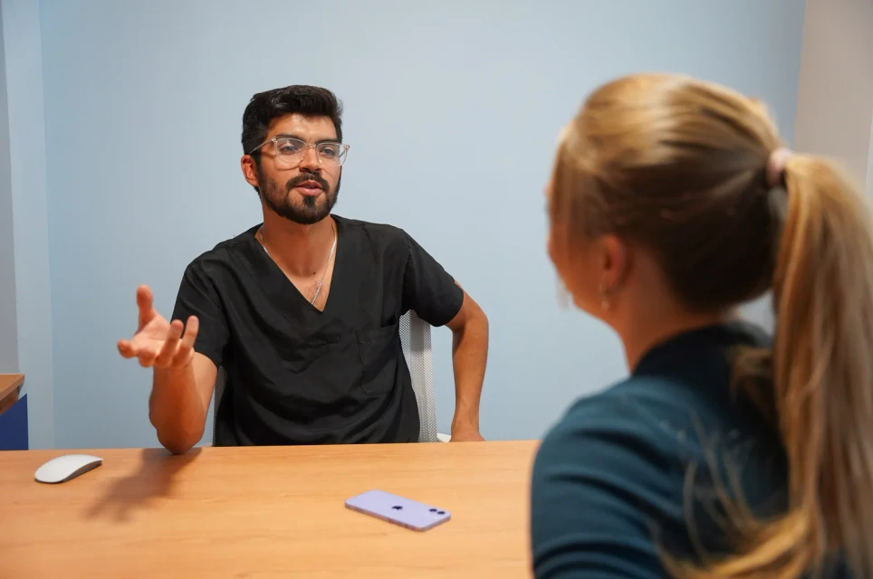 A hisonrisa dentist discusses care with a patient during a consultation in Mexico City.