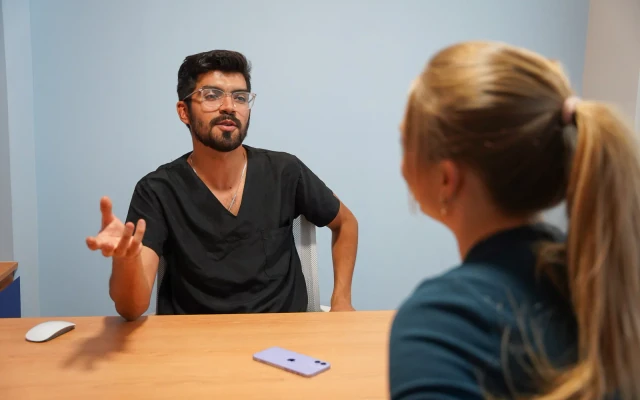 A hisonrisa dentist discusses care with a patient during a consultation in Mexico City.