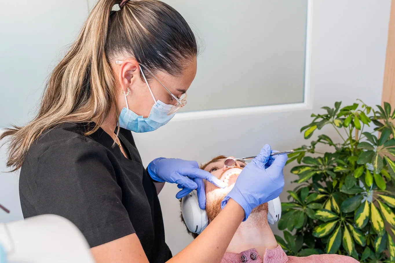 Dentist examining a patient's tooth during restorative care at hisonrisa in Mexico City.