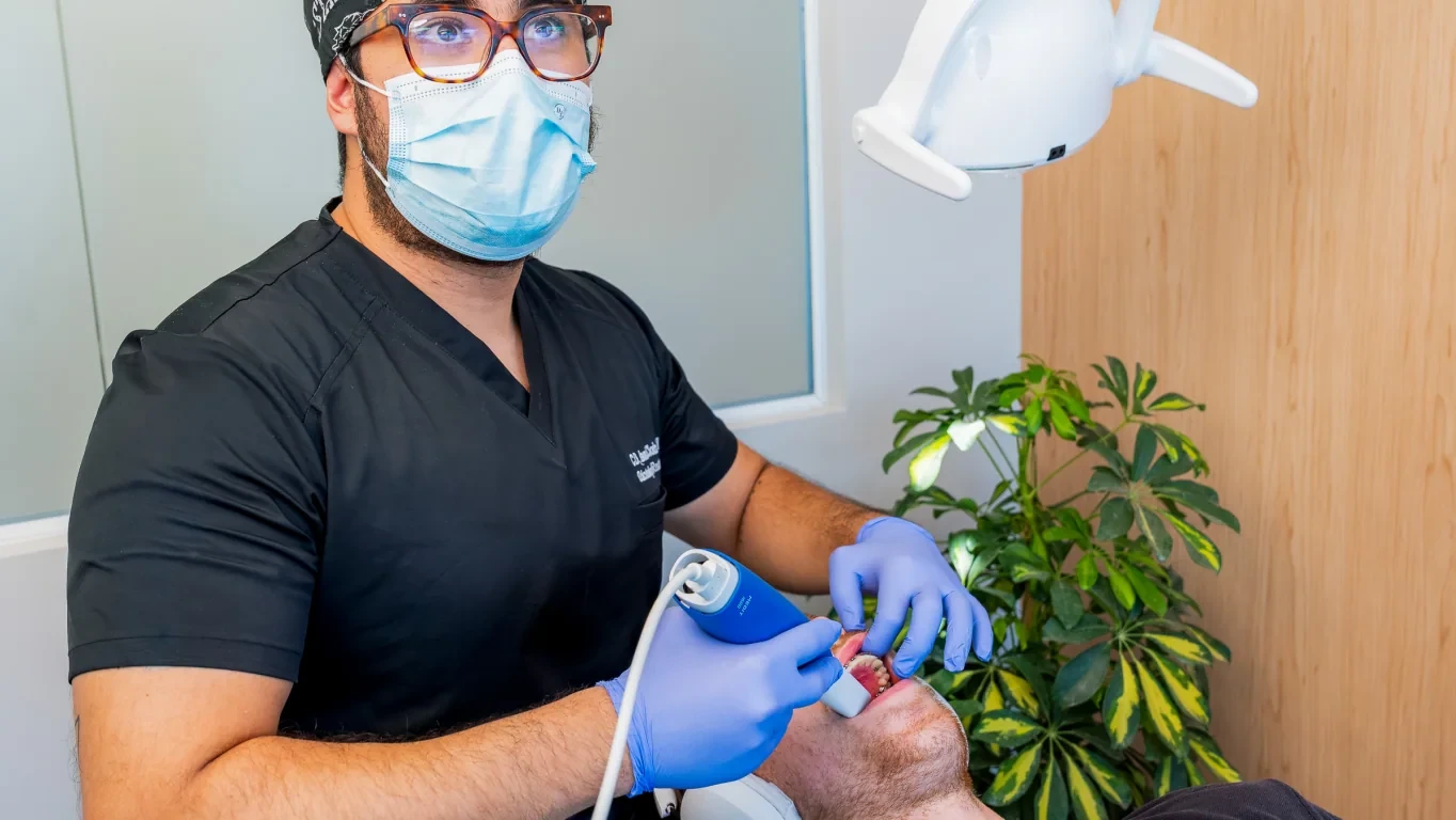 Dentist using an intraoral scanner during a dental evaluation at hisonrisa.