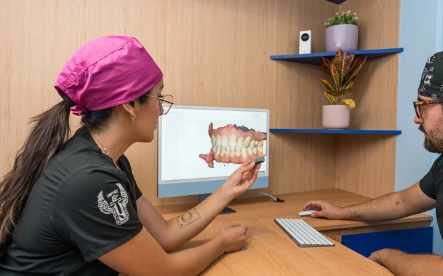 Dental team reviewing a 3D digital scan during treatment planning at hisonrisa.