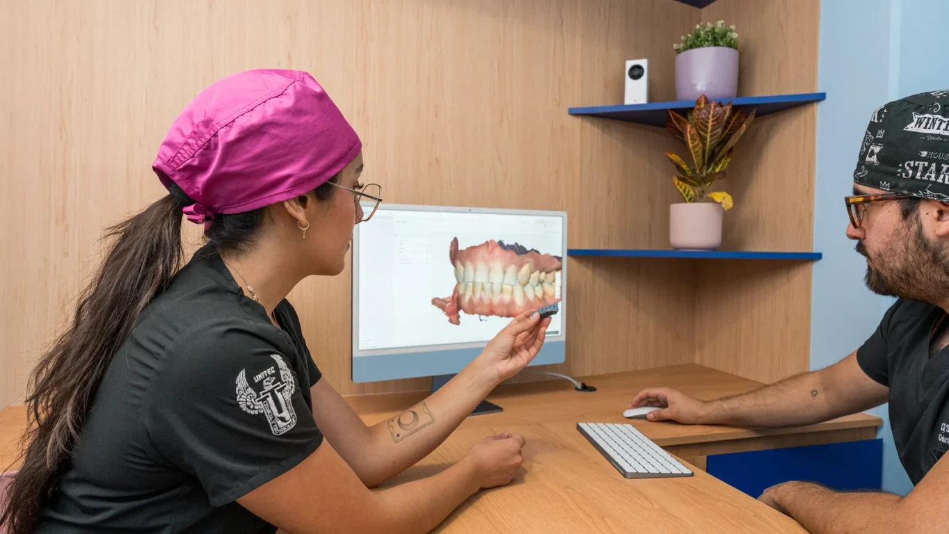 Dental team reviewing a 3D digital scan during treatment planning at hisonrisa.