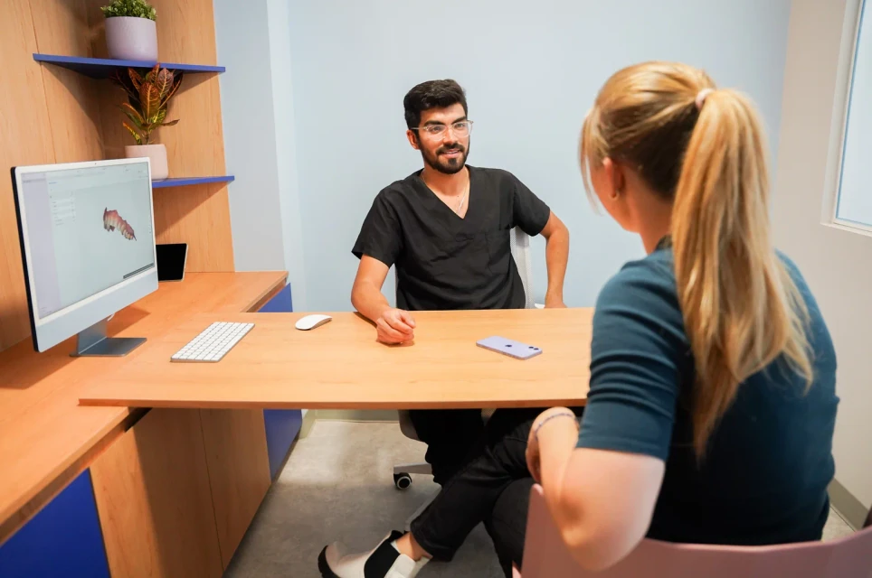 Dentist speaking with a patient during an old crown consultation at hisonrisa in Mexico City.
