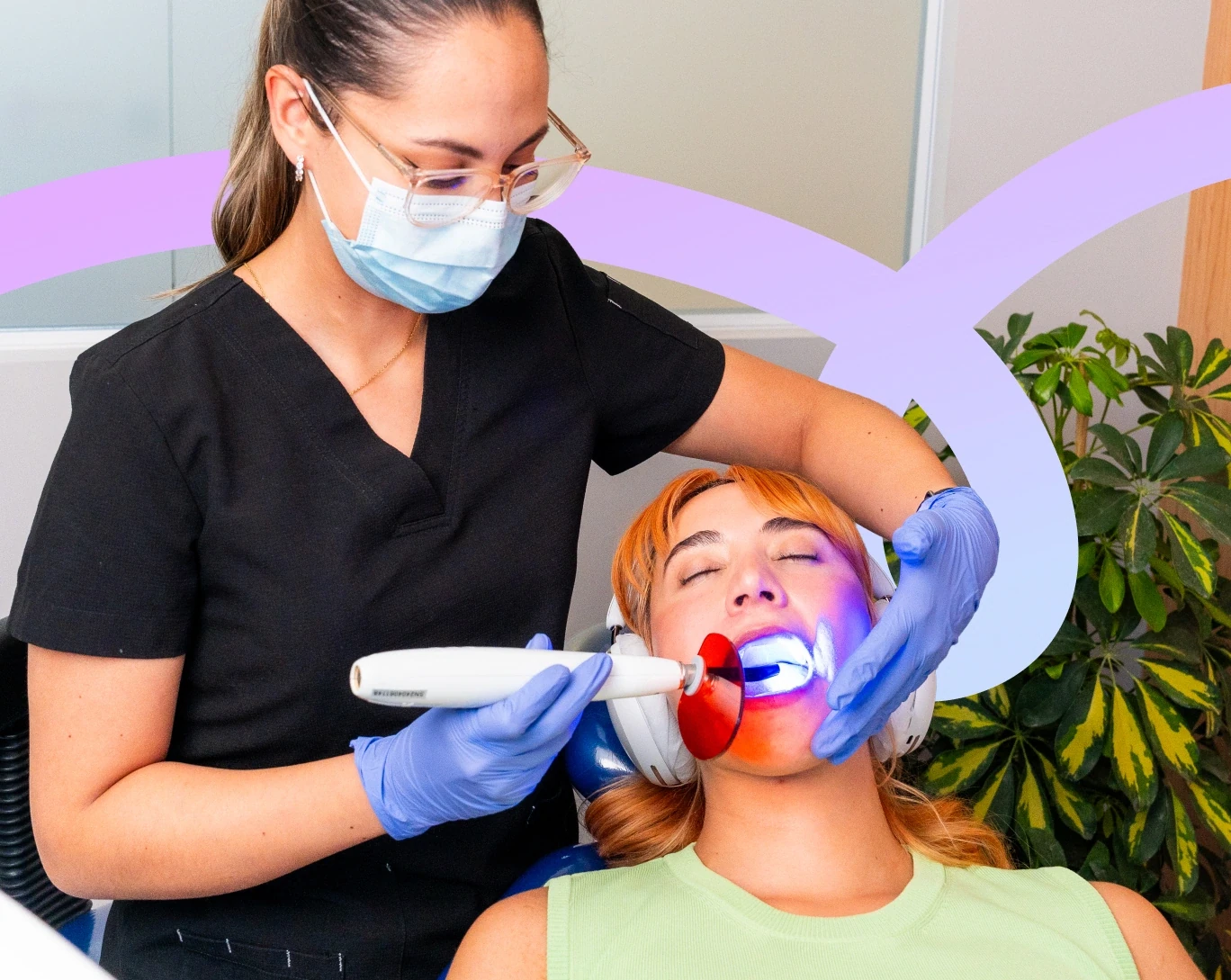 Dentista atendiendo a una paciente durante una resina dental del color del diente en hisonrisa.