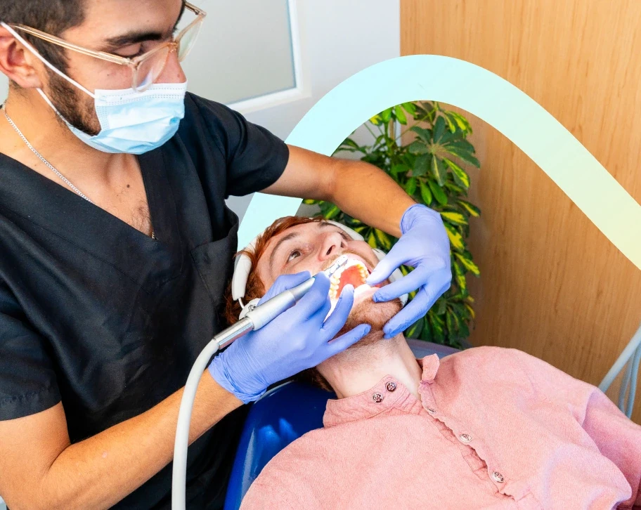 Dentist performing a professional dental cleaning for a patient at hisonrisa in Roma Sur, Mexico City.