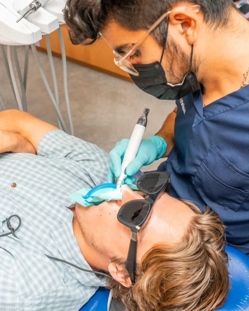 Dentist treating a patient during an urgent dental visit at hisonrisa in Roma Sur, Mexico City.