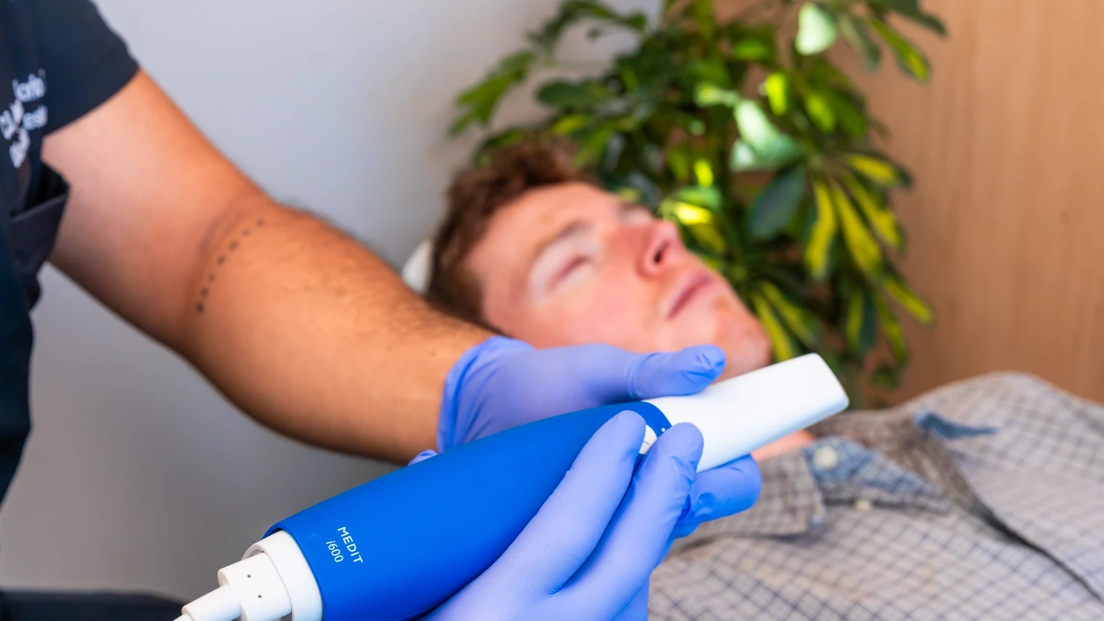 Intraoral scanner and gloved hands during diagnostic setup at hisonrisa in Mexico City.
