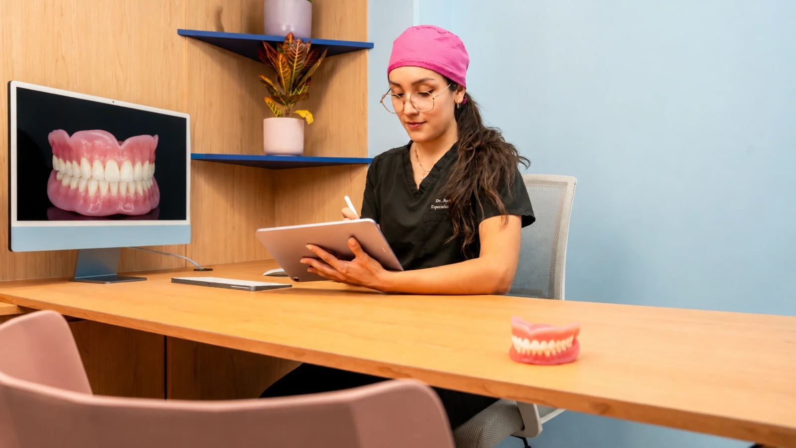 hisonrisa clinician reviewing a tablet and dental model during a planning conversation in Mexico City.