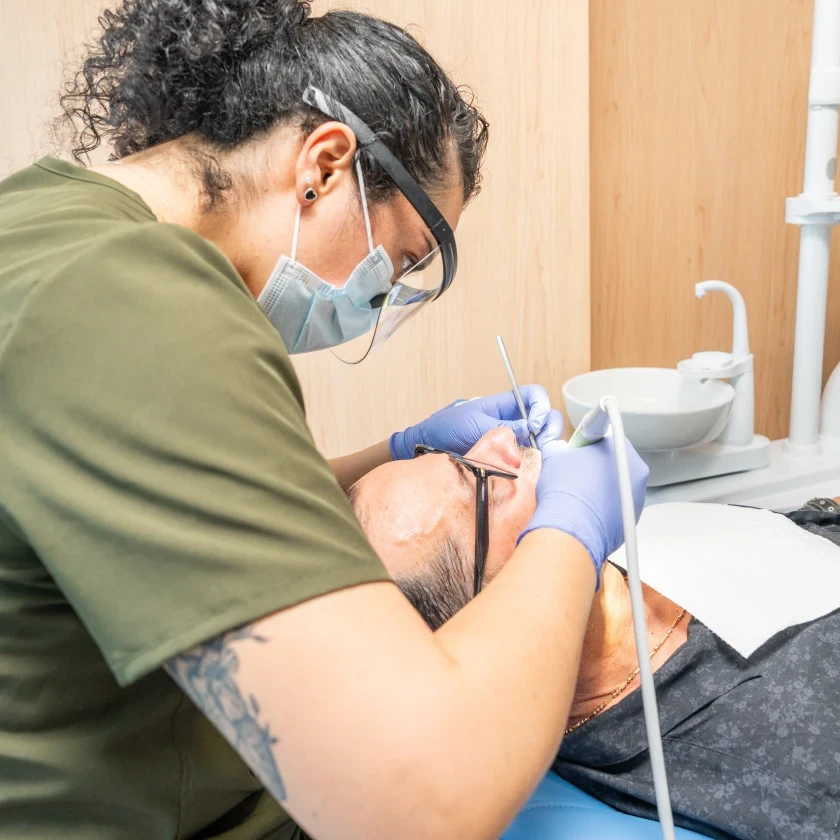 Dentist performing an exam and professional cleaning at hisonrisa in Roma Sur, Mexico City.