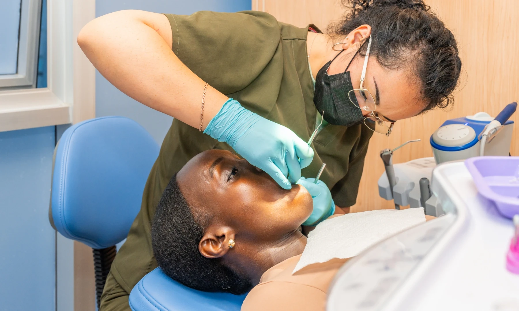 Dentist examining a patient during a routine dental visit at hisonrisa in Roma Sur, Mexico City.