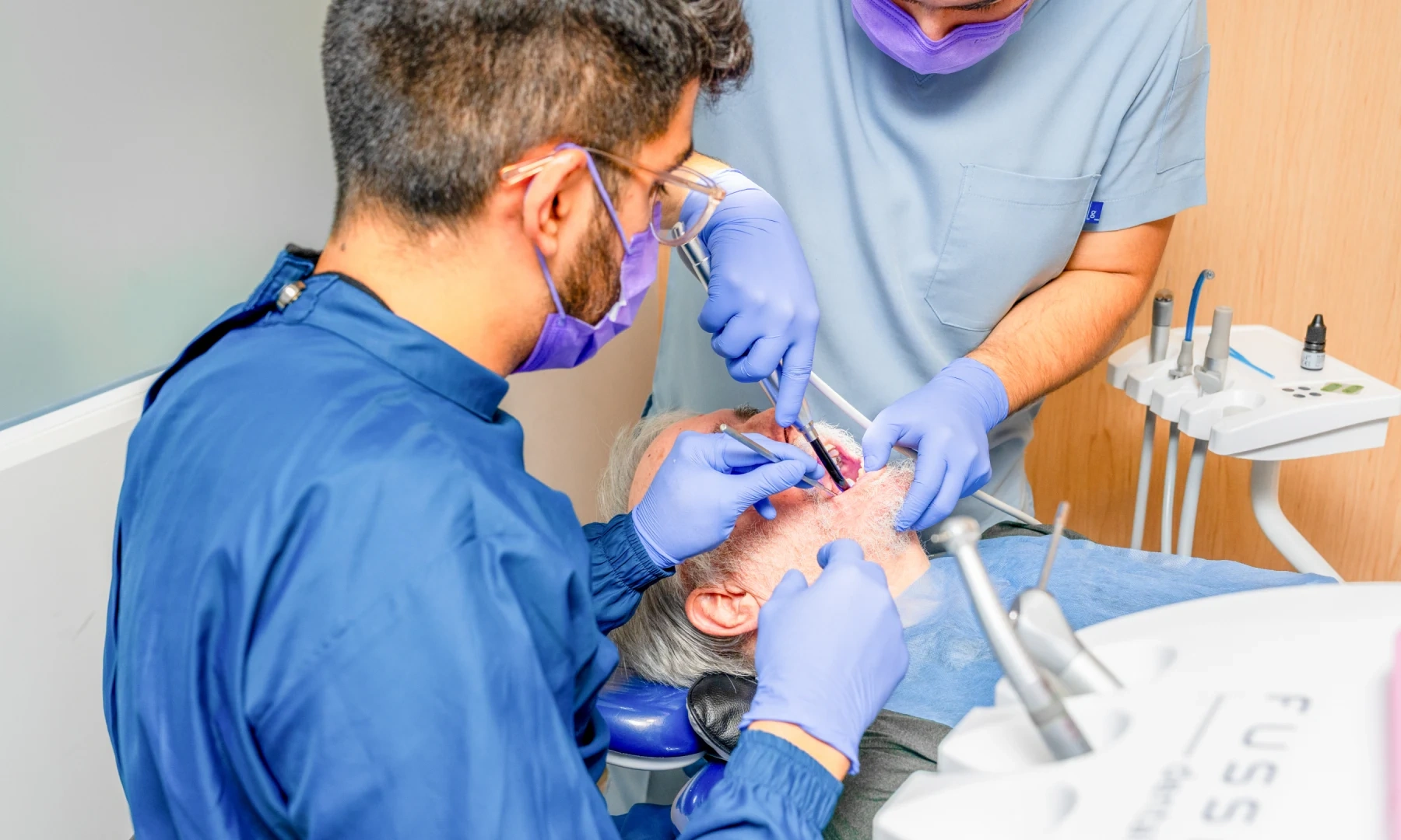 Dental team performing a more involved treatment at hisonrisa in Roma Sur, Mexico City.