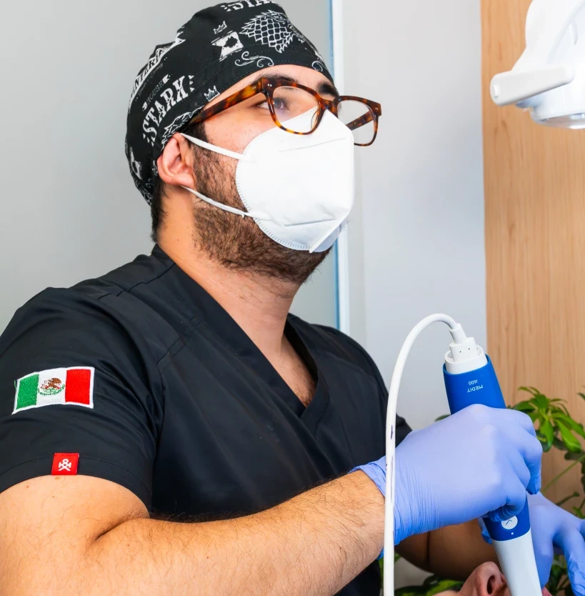 Dentist using an intraoral scanner during a digital dental treatment in Roma Sur, Mexico City.