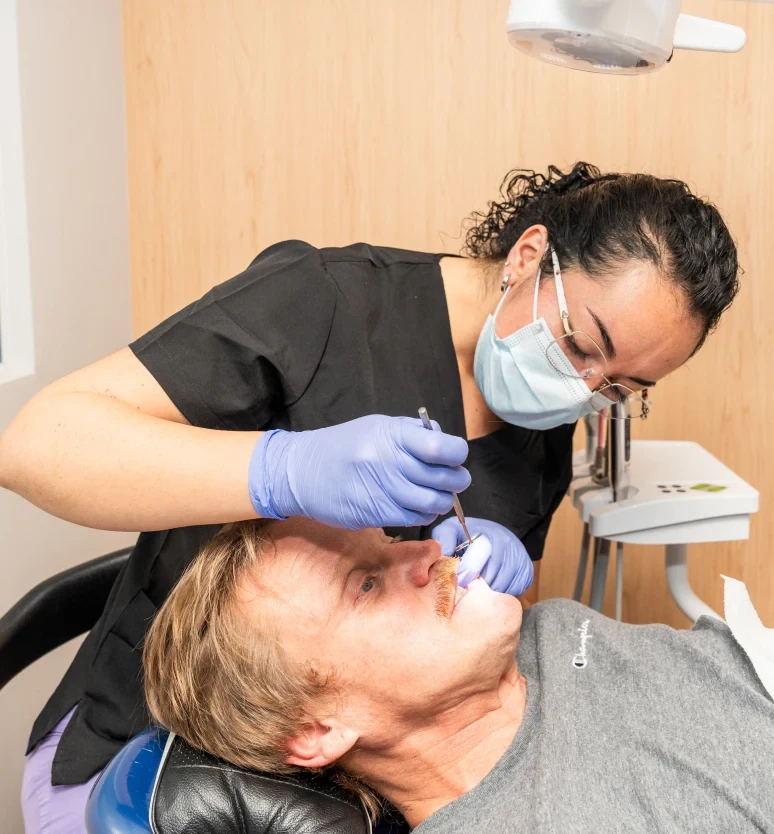 Dentist treating a patient in the dental chair at hisonrisa in Roma Sur, Mexico City.