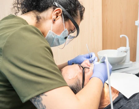 Dentist performing a clinical dental procedure at hisonrisa in Mexico City.