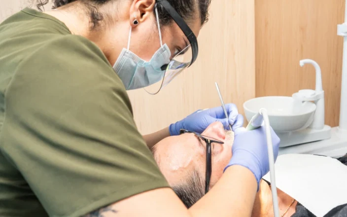Dentist performing a clinical dental procedure at hisonrisa.
