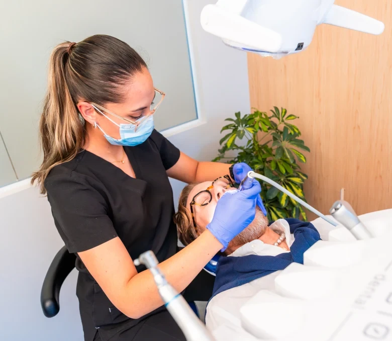 Dentist treating a patient in the dental chair at hisonrisa in Roma Sur.