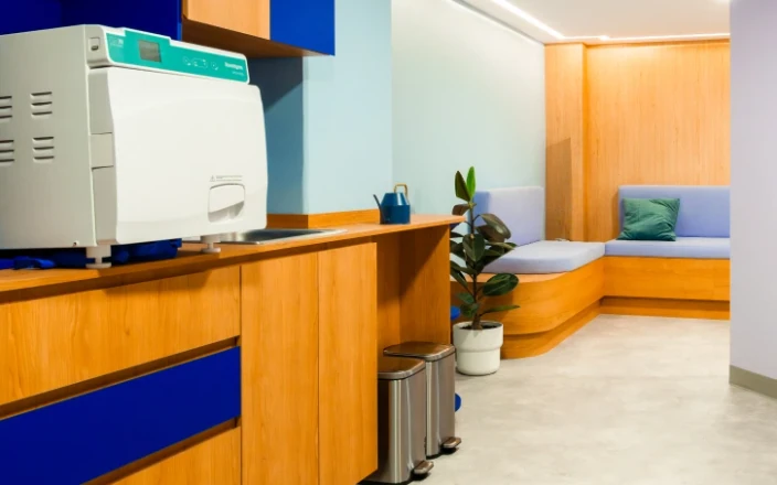 Clinic interior with sterilization area and lounge seating at hisonrisa.
