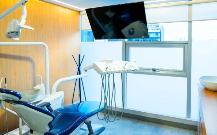 Treatment room with dental chair and monitor at hisonrisa.