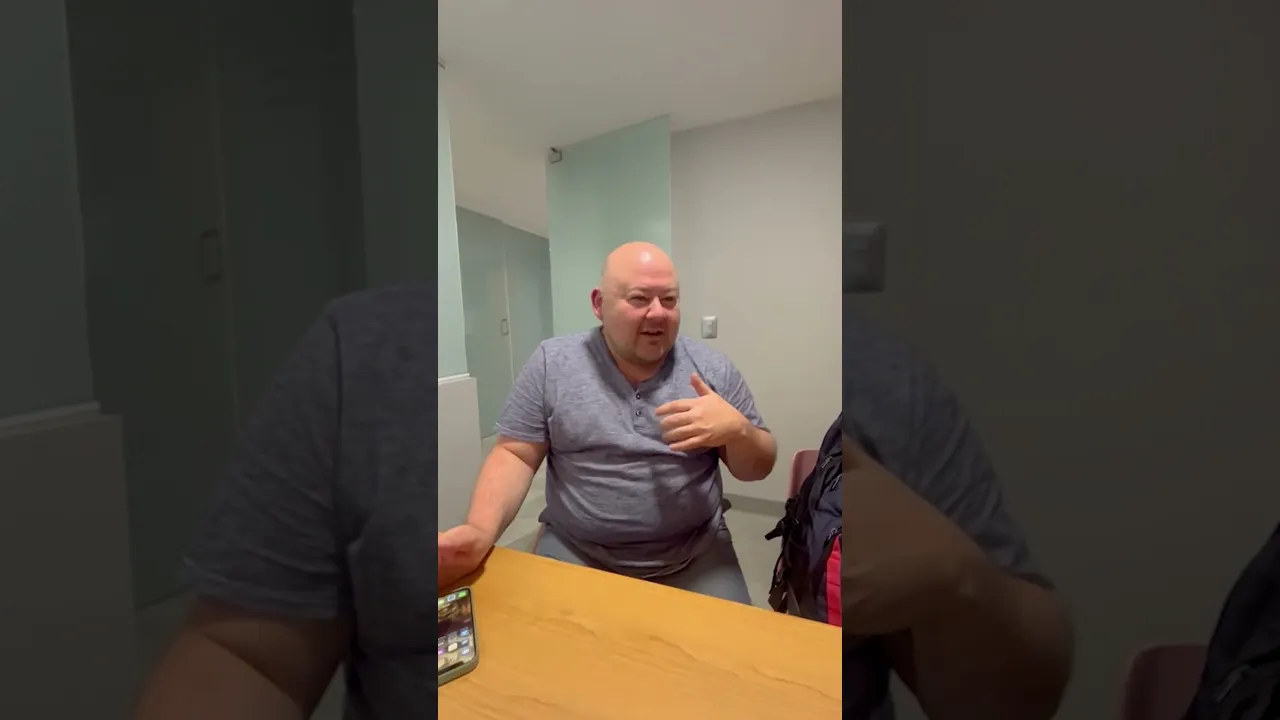Bilingual patient testimonial mentioning Dr. Gilberto's professionalism.