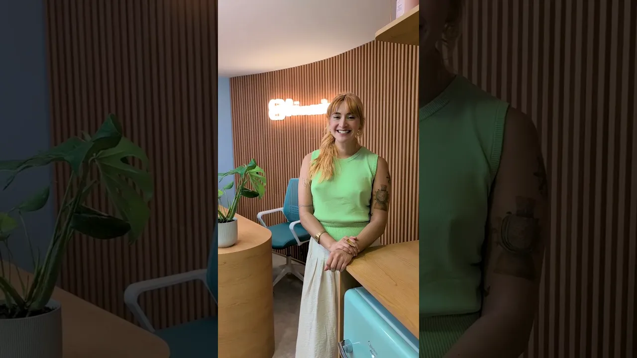 Happy patient sharing their dental experience in Mexico City.