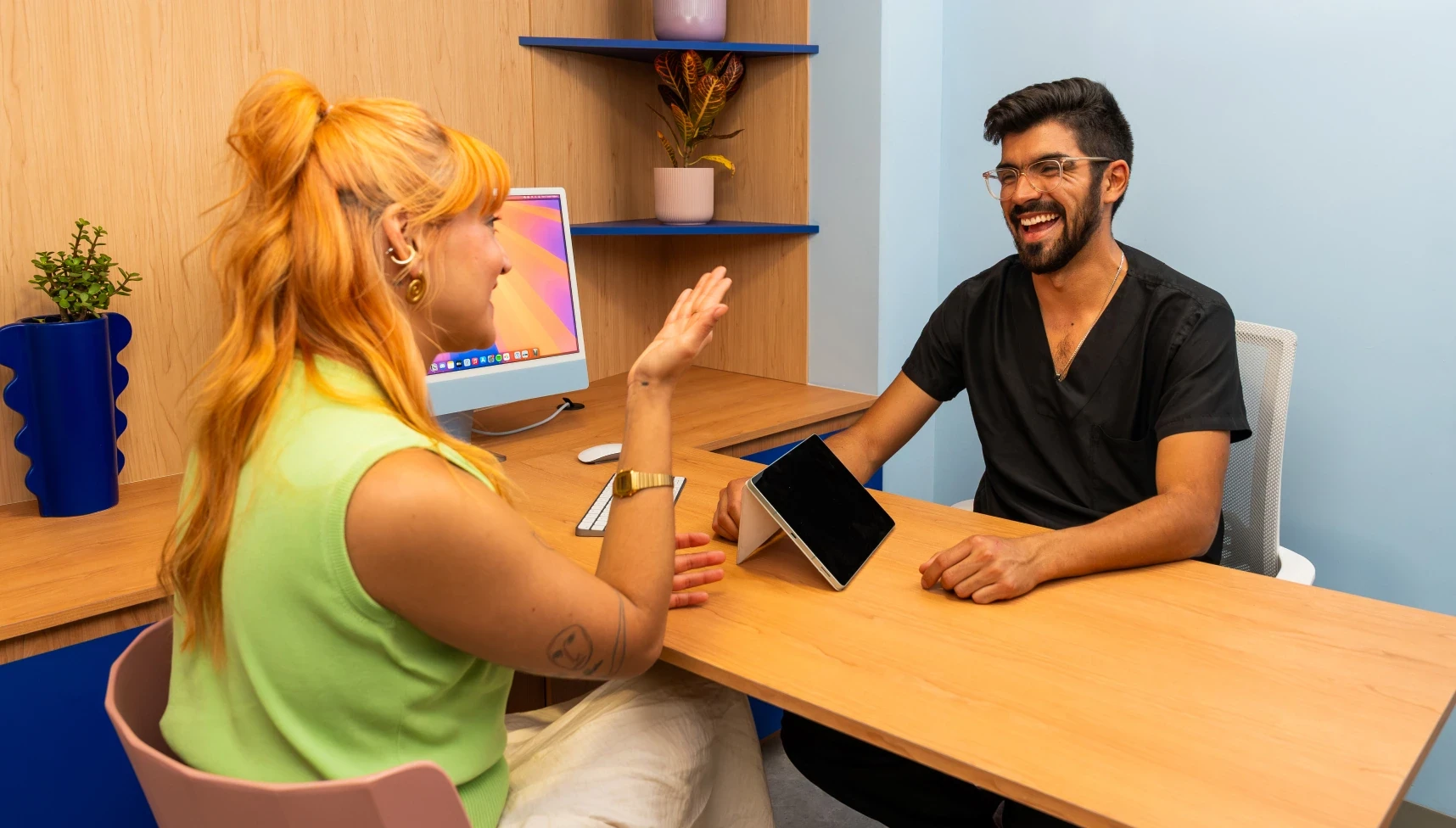 Dentist and patient discussing treatment costs during a consultation at hisonrisa.
