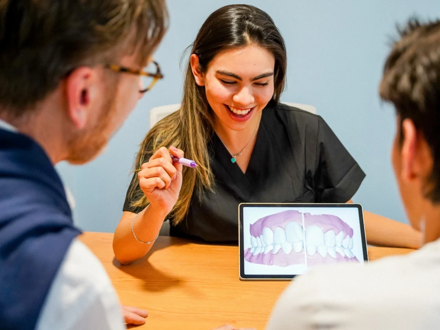 Tablet with restorative planning used to review dental bridge options at hisonrisa in Roma Sur, Mexico City.