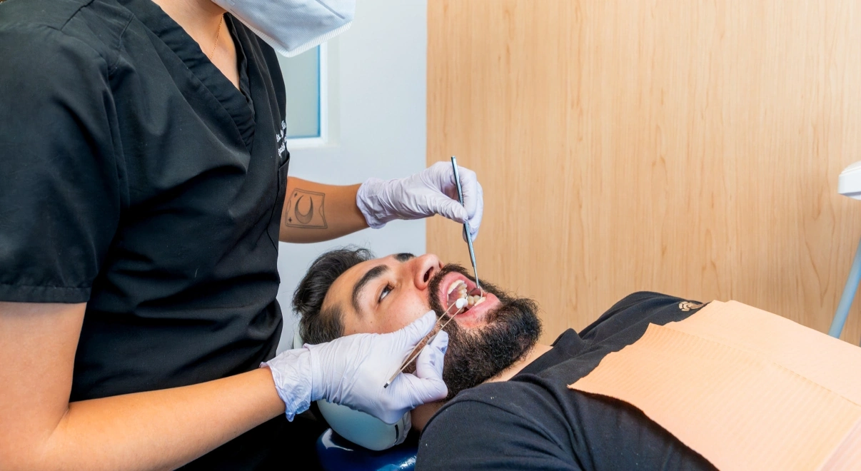 Dentist checking a wisdom tooth area during an appointment at hisonrisa.