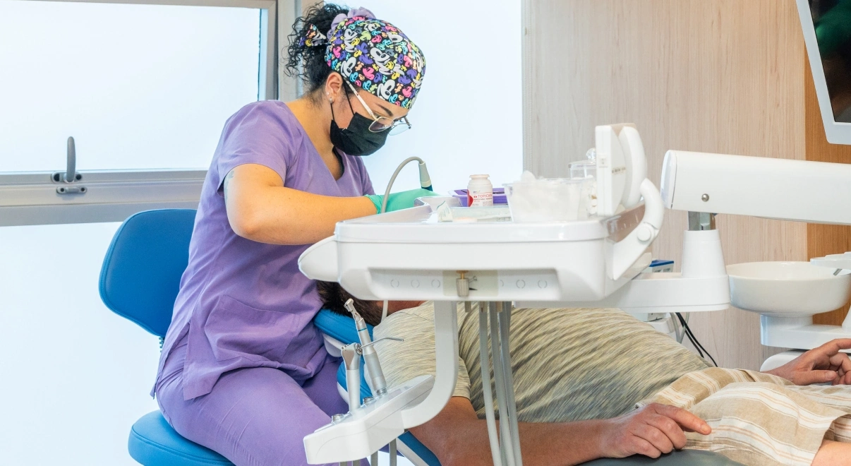Dentist assessing a patient for wisdom tooth extraction at hisonrisa.